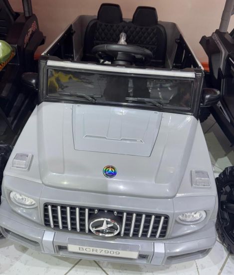 صورة جيب مرسيدس رصاصي مع أضاءات